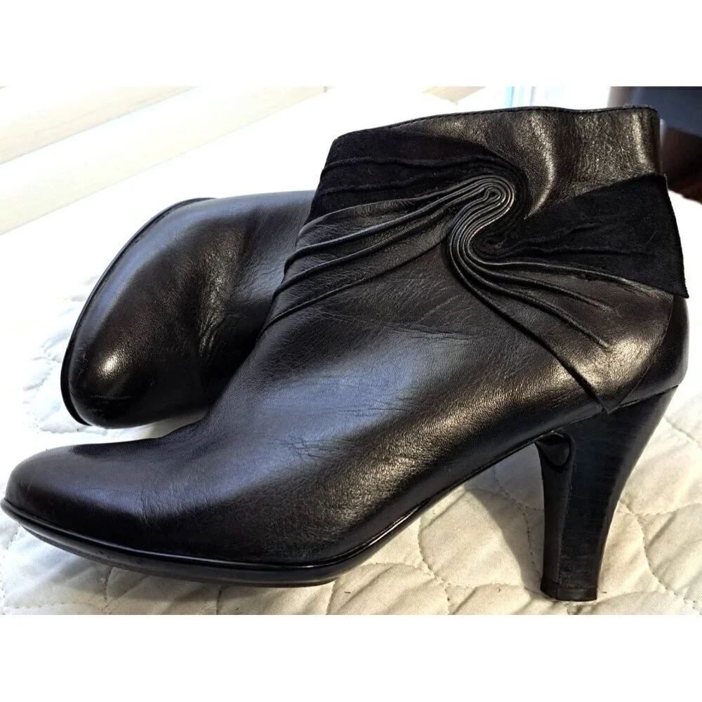 Sofft Women's 8.5M Black Ophelia Heeled Leather Zip Up Ankle Boots FLAW